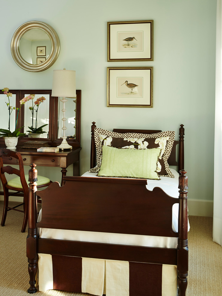 Foto di una piccola camera degli ospiti chic con pareti blu, moquette, nessun camino e pavimento beige