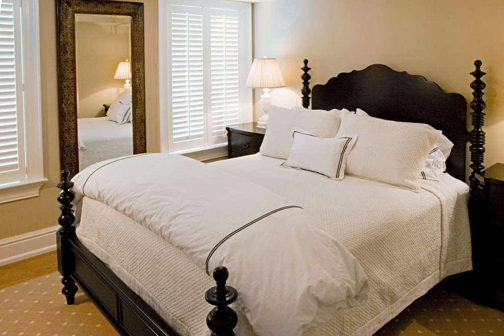 Ejemplo de habitación de invitados tradicional con paredes beige y suelo de madera clara