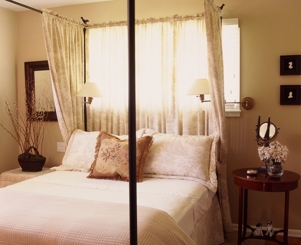 Esempio di una camera da letto chic con pareti beige