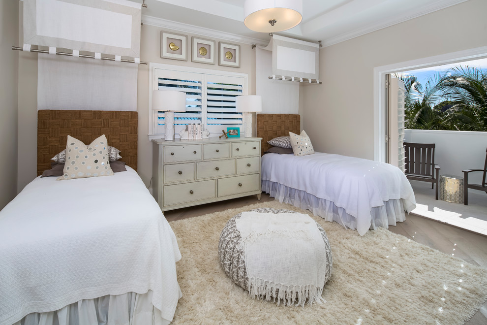 マイアミにあるビーチスタイルのおしゃれな客用寝室 (グレーの壁、グレーの床、グレーとクリーム色) のインテリア