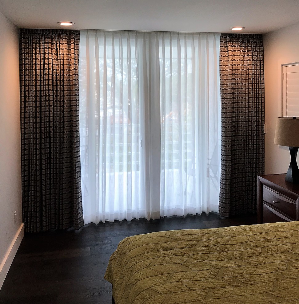 タンパにある中くらいなトランジショナルスタイルのおしゃれな客用寝室 (ベージュの壁、濃色無垢フローリング、暖炉なし、茶色い床) のレイアウト