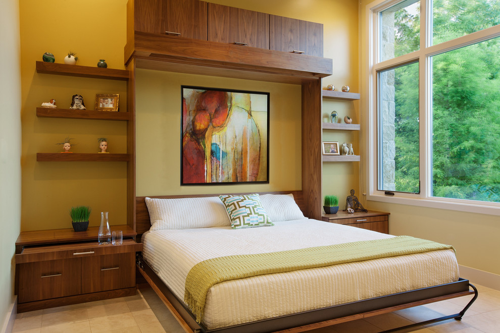 オースティンにある広いコンテンポラリースタイルのおしゃれな客用寝室 (黄色い壁、セラミックタイルの床、暖炉なし、ベージュの床) のレイアウト