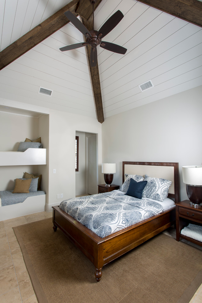 Esempio di una grande camera degli ospiti tradizionale con pareti grigie, pavimento in travertino e pavimento beige