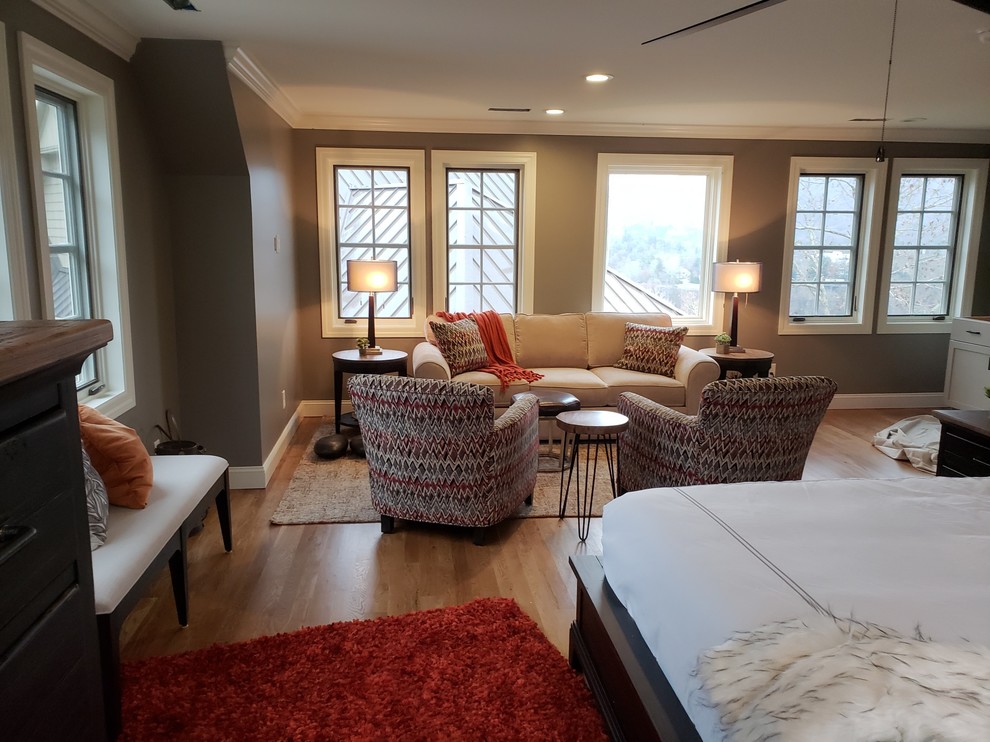 Идея дизайна: гостевая спальня среднего размера, (комната для гостей) в стиле модернизм с серыми стенами и светлым паркетным полом
