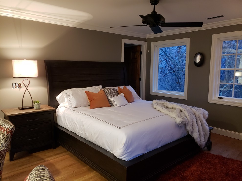 На фото: гостевая спальня среднего размера, (комната для гостей) в стиле модернизм с серыми стенами и светлым паркетным полом