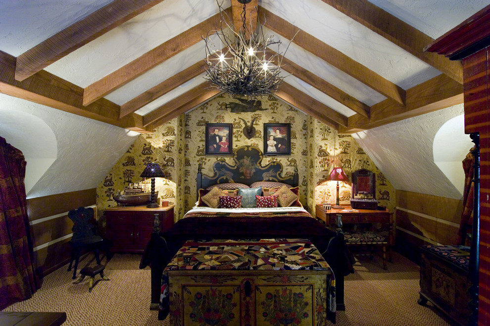 Идея дизайна: гостевая спальня среднего размера, (комната для гостей) в викторианском стиле с желтыми стенами, ковровым покрытием и бежевым полом без камина