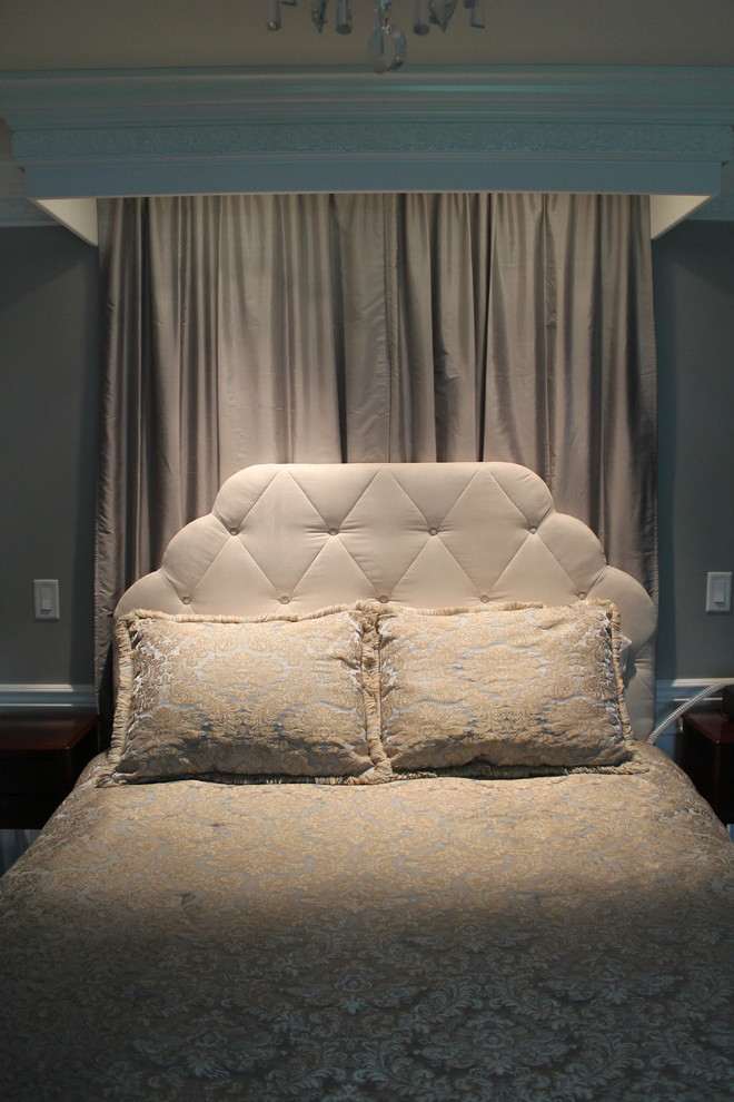 Ejemplo de dormitorio tradicional de tamaño medio con paredes grises y moqueta