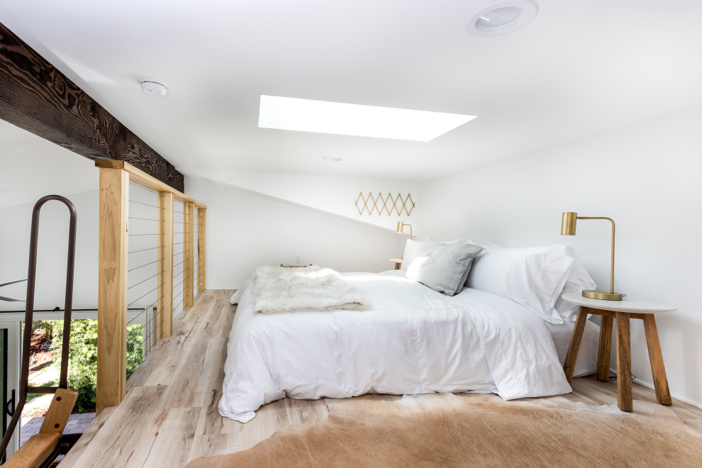Foto di una camera da letto stile loft country con pareti bianche, parquet chiaro e pavimento beige