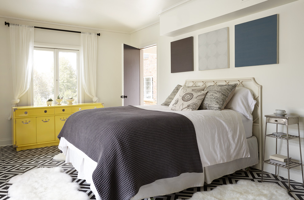 На фото: гостевая спальня (комната для гостей) в морском стиле с белыми стенами, полом из керамической плитки и разноцветным полом без камина с
