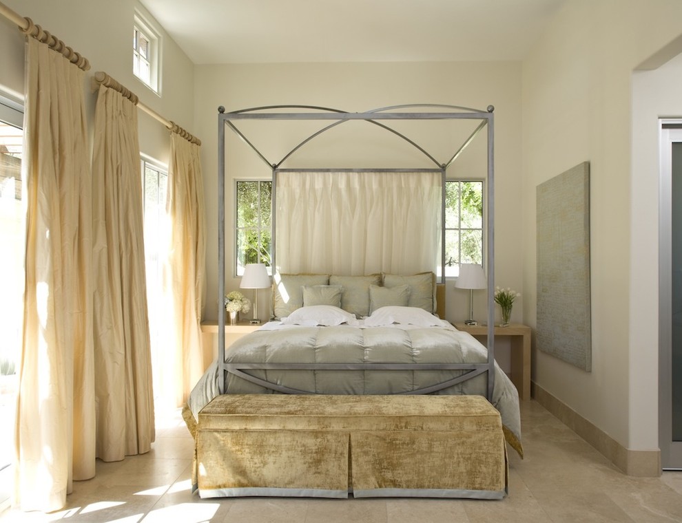 Klassisches Schlafzimmer mit beiger Wandfarbe in Phoenix