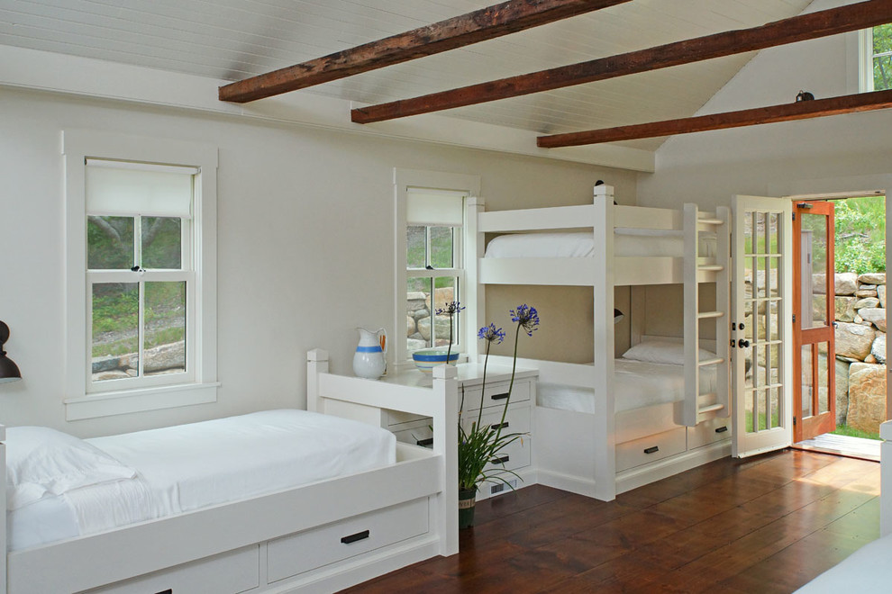 Пример оригинального дизайна: гостевая спальня среднего размера, (комната для гостей) в стиле кантри с белыми стенами и темным паркетным полом без камина