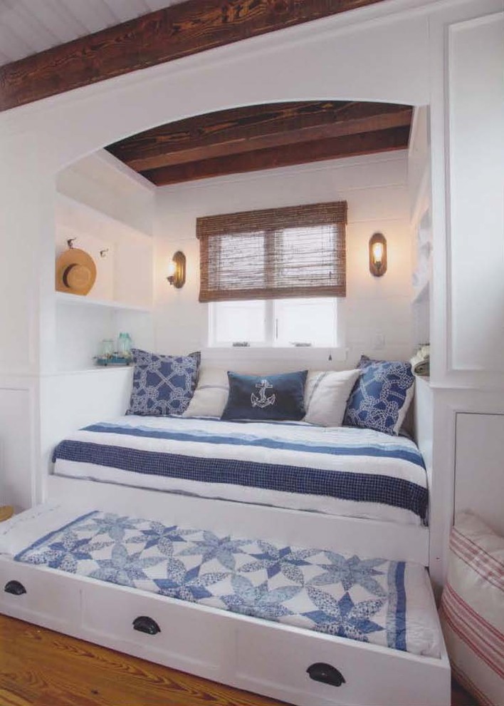Modelo de habitación de invitados costera pequeña con paredes blancas y suelo de madera clara