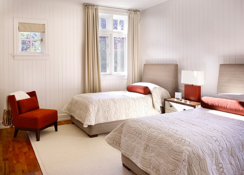 На фото: гостевая спальня (комната для гостей) в стиле неоклассика (современная классика) с белыми стенами с