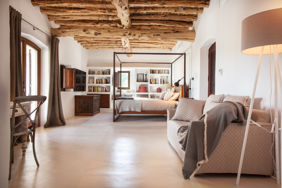 Esempio di una grande camera matrimoniale mediterranea con pareti bianche e pavimento beige