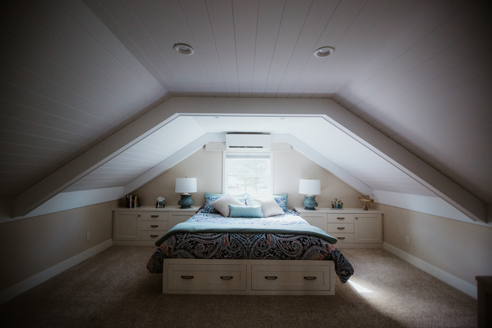 Идея дизайна: спальня среднего размера на антресоли в стиле модернизм с бежевыми стенами, ковровым покрытием и бежевым полом