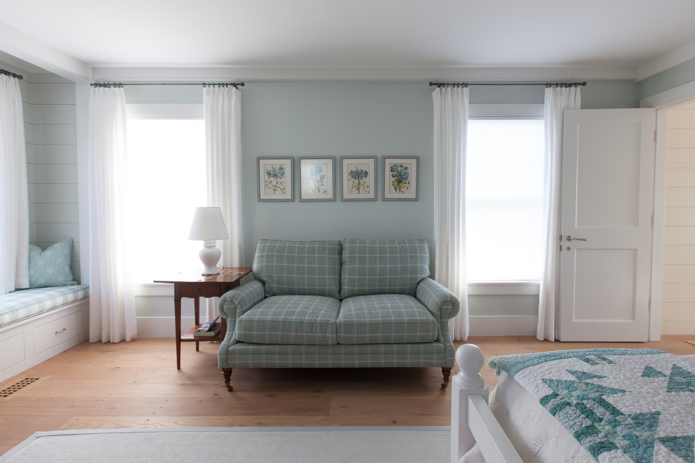 Ejemplo de dormitorio principal marinero de tamaño medio con paredes beige y suelo de madera en tonos medios