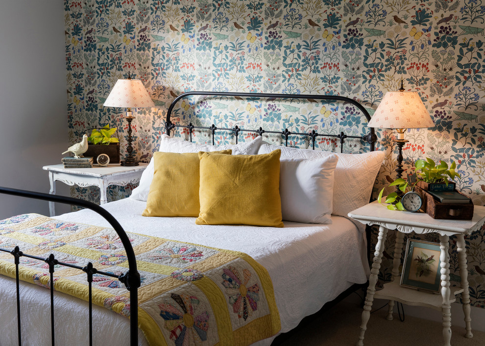 Пример оригинального дизайна: гостевая спальня (комната для гостей) в стиле кантри с разноцветными стенами, ковровым покрытием и бежевым полом