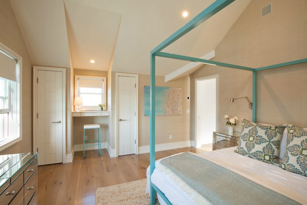 Ejemplo de dormitorio principal marinero grande con paredes blancas y suelo de madera en tonos medios