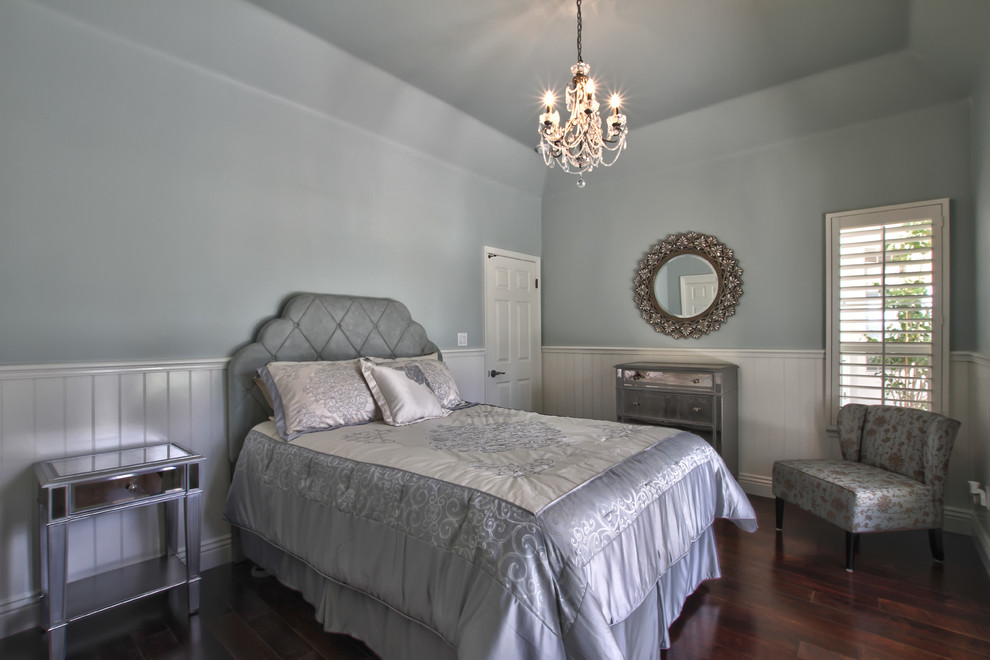 Cette photo montre une chambre chic avec un mur gris et parquet foncé.