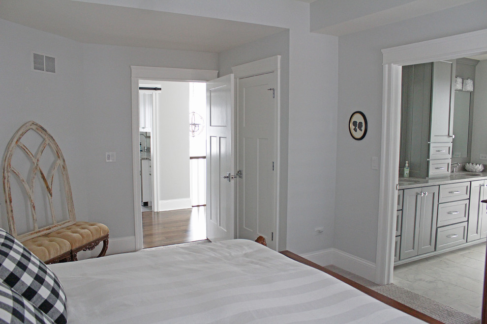 Свежая идея для дизайна: гостевая спальня среднего размера, (комната для гостей) в стиле кантри с серыми стенами, ковровым покрытием и серым полом - отличное фото интерьера