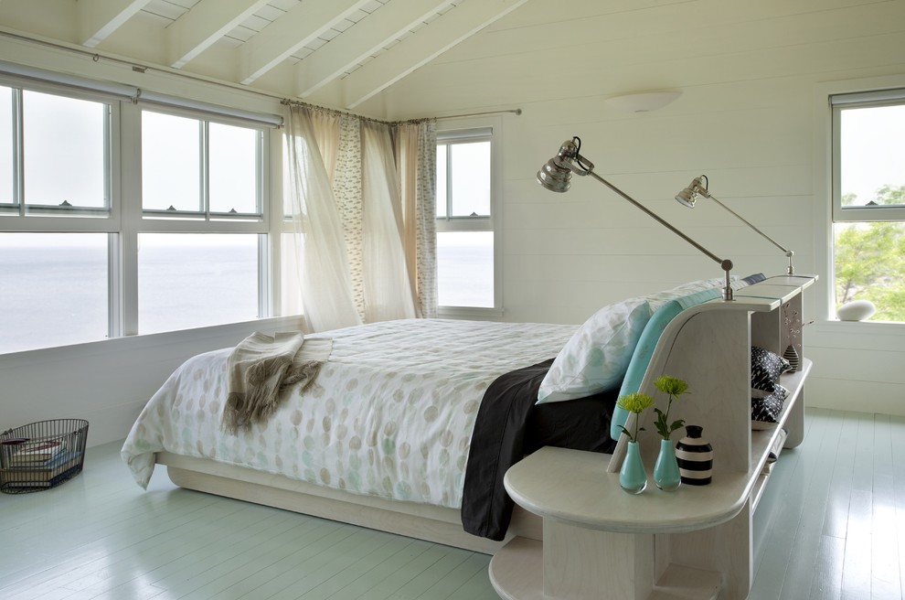 Источник вдохновения для домашнего уюта: гостевая спальня (комната для гостей): освещение в современном стиле с деревянным полом и синим полом