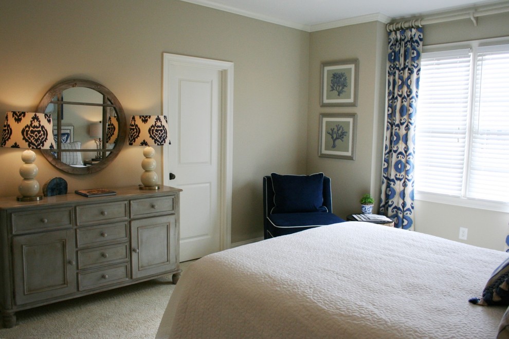Aménagement d'une chambre classique avec un mur beige.