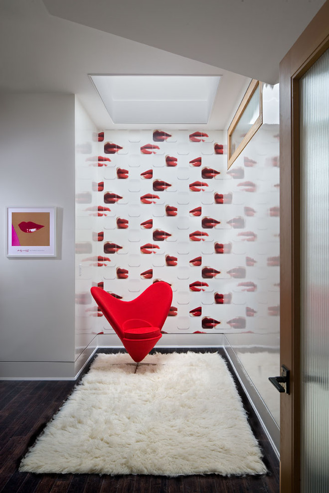 Modernes Schlafzimmer mit weißer Wandfarbe und dunklem Holzboden in Charleston
