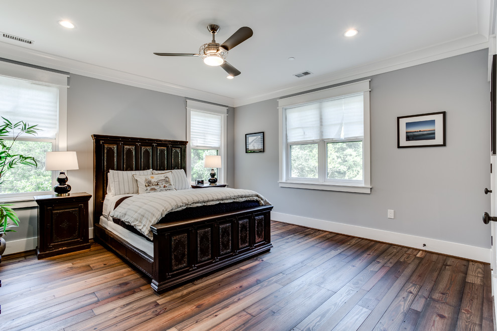 Ejemplo de habitación de invitados de estilo americano de tamaño medio con paredes grises y suelo de madera en tonos medios