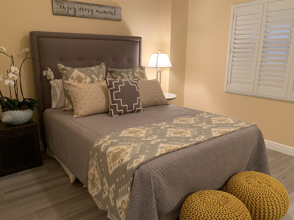 Пример оригинального дизайна: гостевая спальня среднего размера, (комната для гостей) в морском стиле с желтыми стенами, полом из керамогранита и бежевым полом