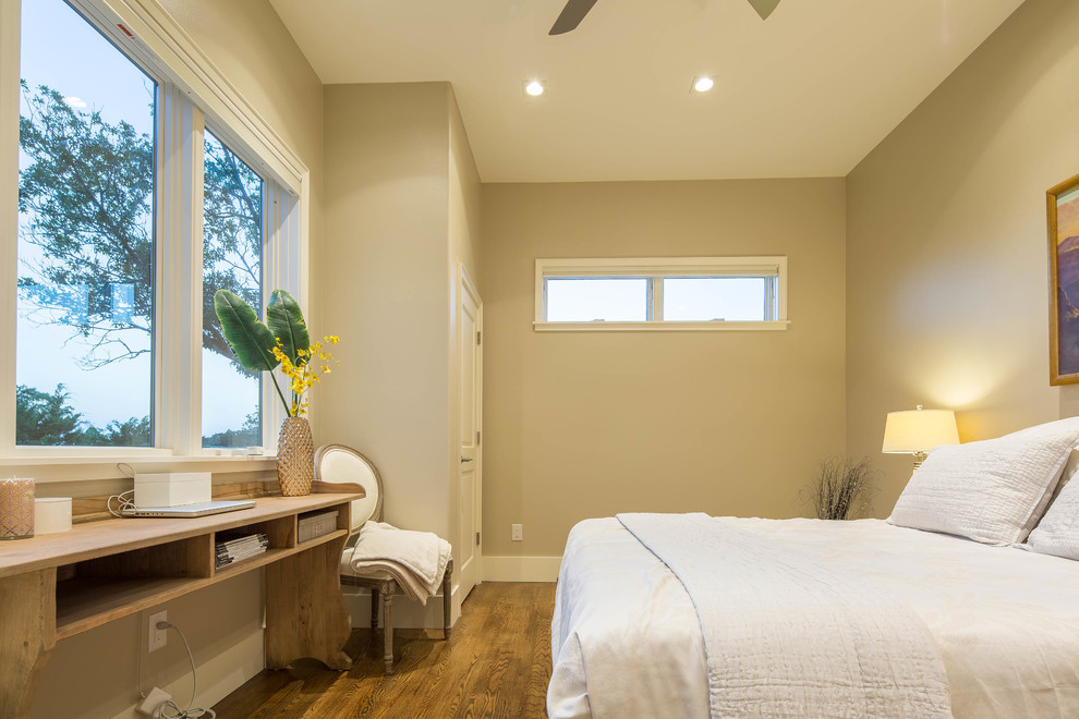 Cette photo montre une chambre d'amis moderne de taille moyenne avec un mur beige, parquet clair et aucune cheminée.