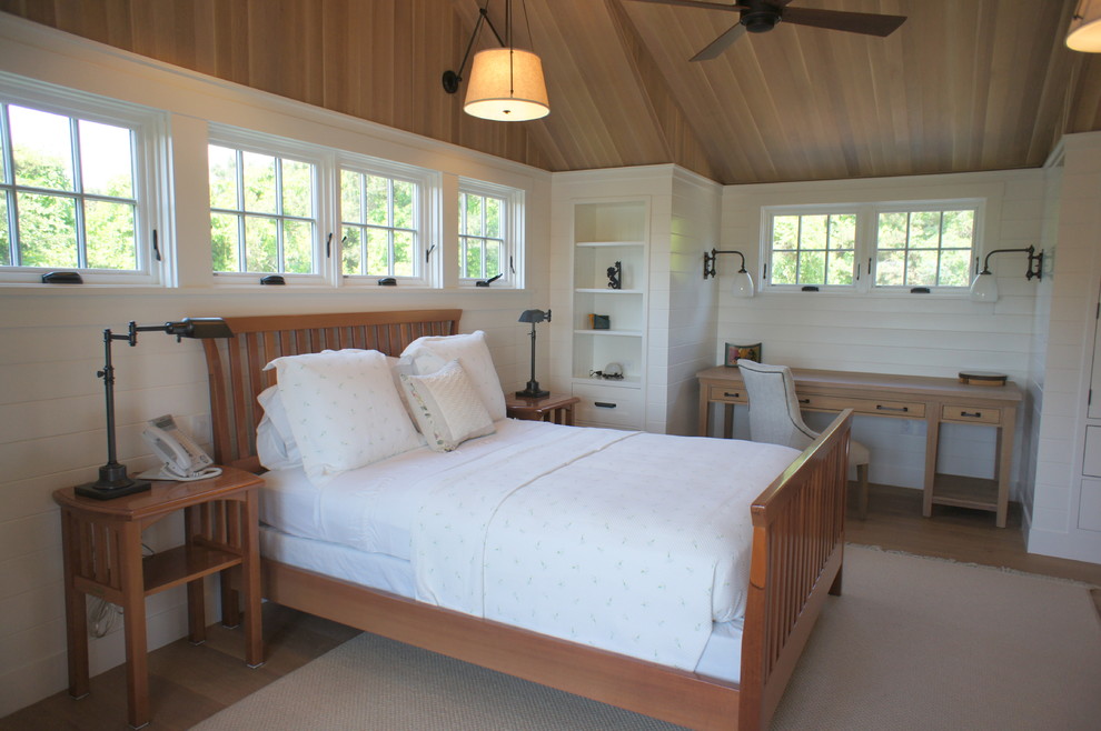 Стильный дизайн: спальня в стиле рустика с белыми стенами, светлым паркетным полом и кроватью в нише - последний тренд