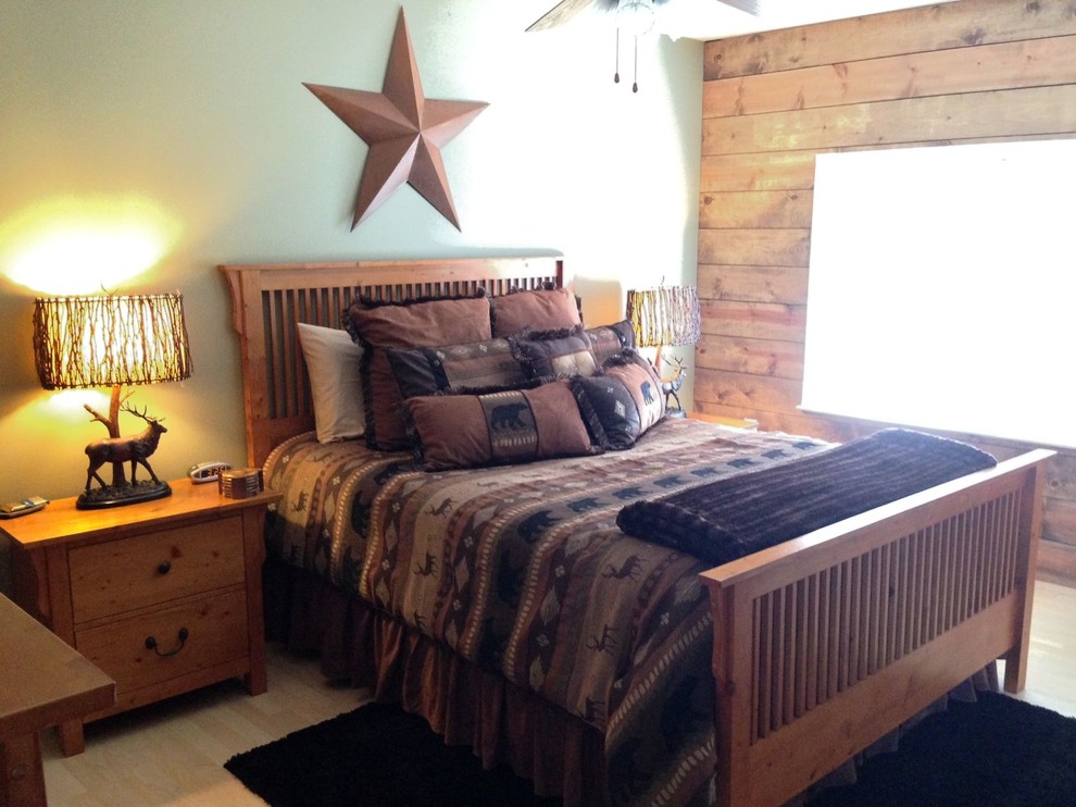 Modelo de habitación de invitados rústica pequeña con paredes verdes y suelo de madera clara