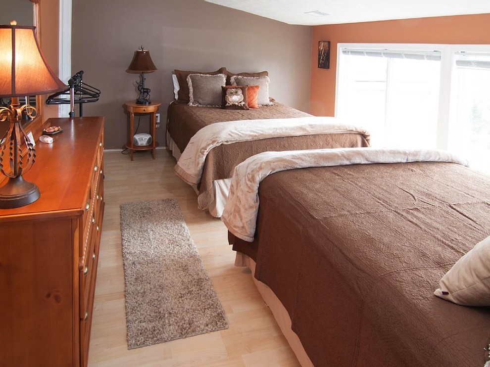 Свежая идея для дизайна: гостевая спальня среднего размера, (комната для гостей) в классическом стиле с коричневыми стенами и светлым паркетным полом - отличное фото интерьера