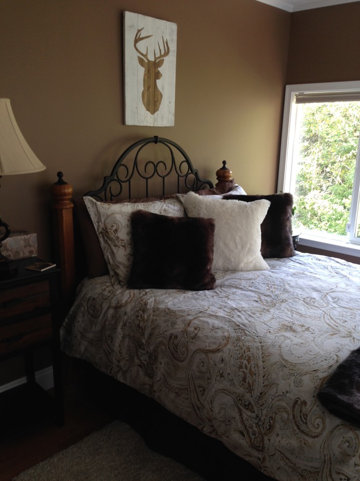 Foto di una piccola camera degli ospiti chic con pareti marroni e parquet chiaro