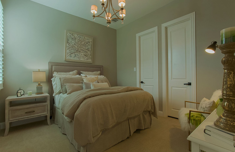 Imagen de habitación de invitados clásica renovada con paredes grises y moqueta