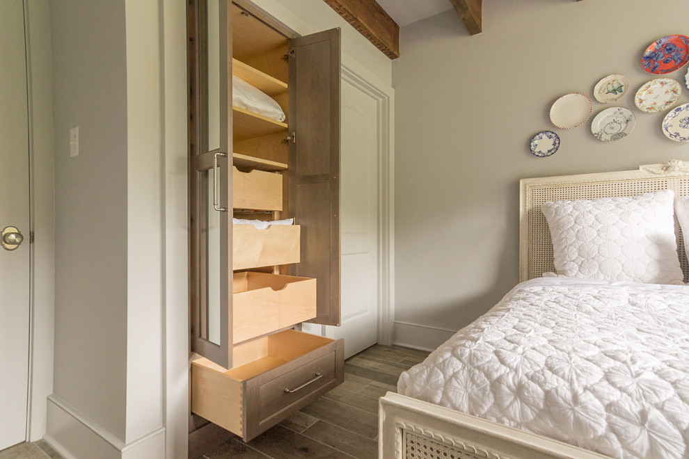 Modelo de habitación de invitados campestre pequeña con paredes grises, suelo de baldosas de cerámica y suelo gris