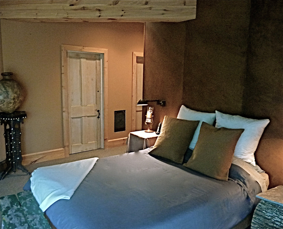 Идея дизайна: большая гостевая спальня (комната для гостей) в стиле рустика с бежевыми стенами и ковровым покрытием