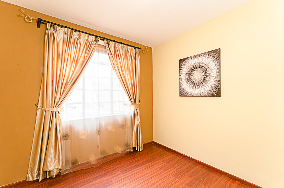 Idée de décoration pour une petite chambre d'amis chalet avec un mur beige, parquet clair, aucune cheminée et un sol marron.