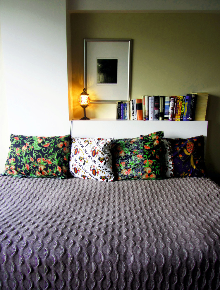 Immagine di una camera degli ospiti shabby-chic style di medie dimensioni con pareti multicolore