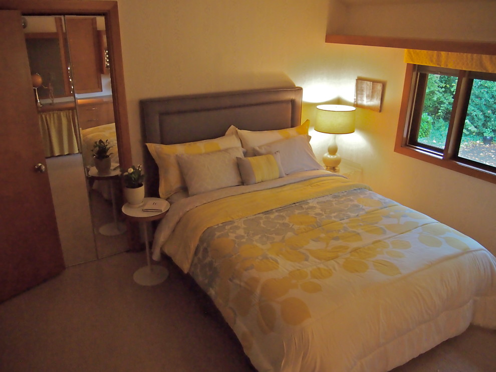 Foto di una camera degli ospiti minimalista di medie dimensioni con pareti gialle e moquette