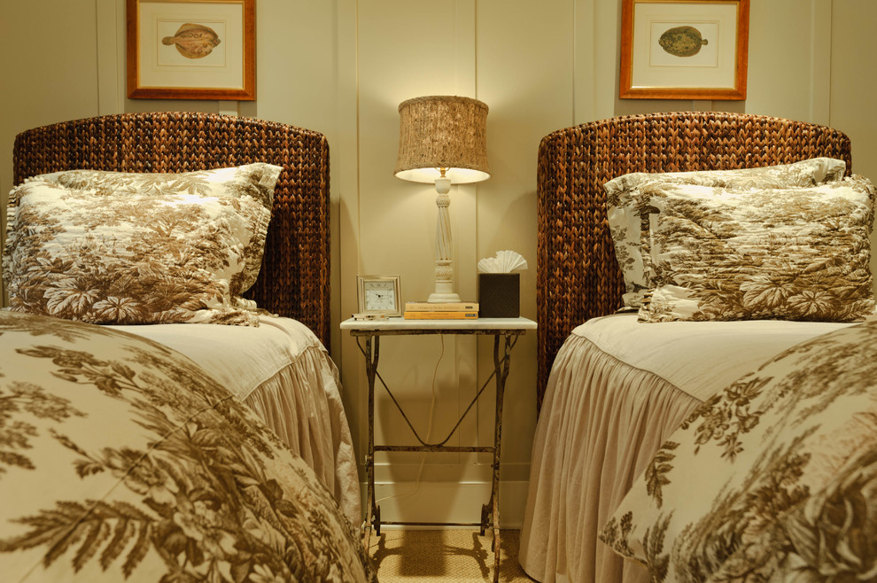 Imagen de habitación de invitados marinera de tamaño medio sin chimenea con moqueta, suelo beige y paredes beige