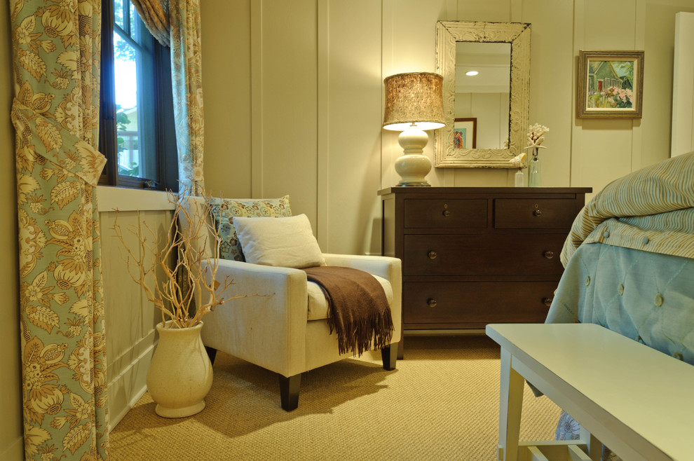 Ejemplo de habitación de invitados marinera de tamaño medio sin chimenea con moqueta, suelo beige y paredes beige