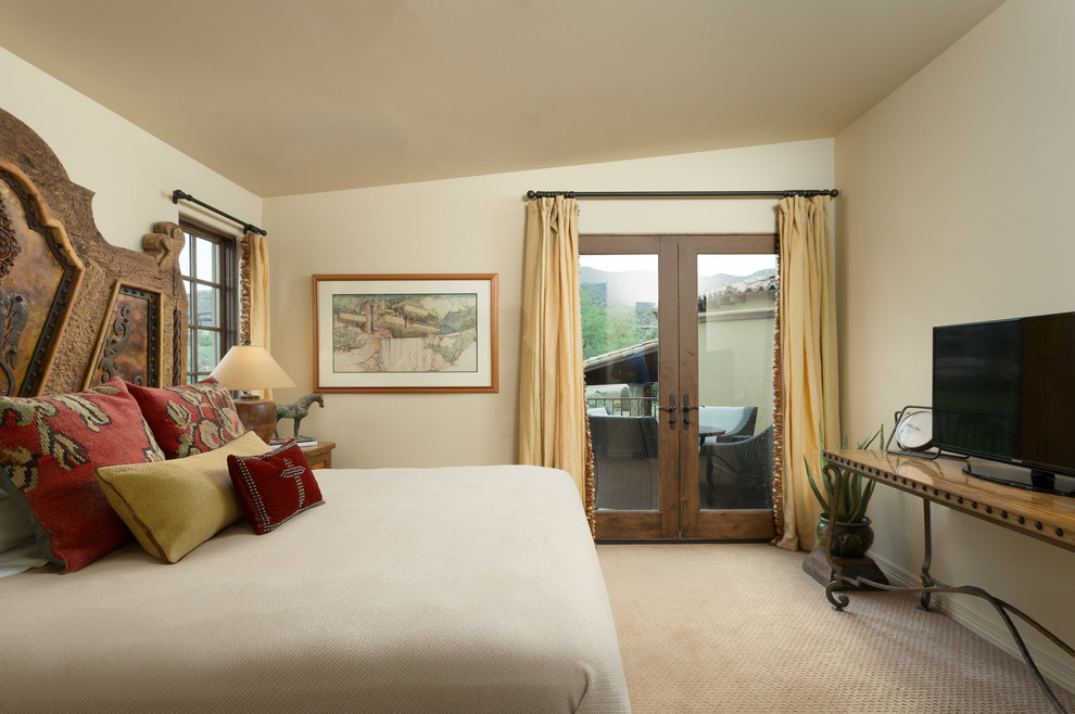 Bedroom - mid-sized southwestern guest bedroom idea in Los Angeles