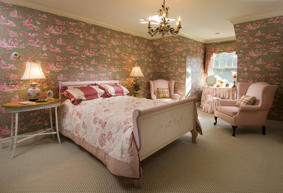 Стильный дизайн: гостевая спальня (комната для гостей) в классическом стиле с разноцветными стенами и ковровым покрытием - последний тренд