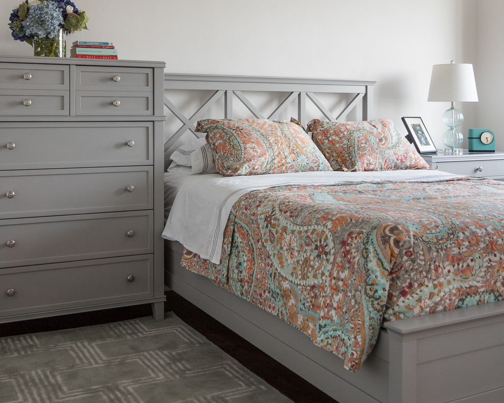 ニューアークにある広いコンテンポラリースタイルのおしゃれな客用寝室 (白い壁、濃色無垢フローリング、茶色い床) のインテリア