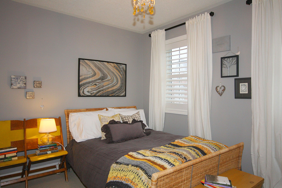 Идея дизайна: гостевая спальня (комната для гостей) в стиле фьюжн с серыми стенами