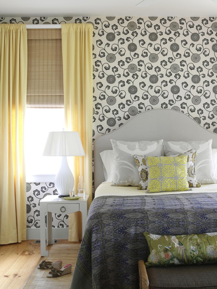 Стильный дизайн: гостевая спальня среднего размера, (комната для гостей) в морском стиле с разноцветными стенами и светлым паркетным полом без камина - последний тренд