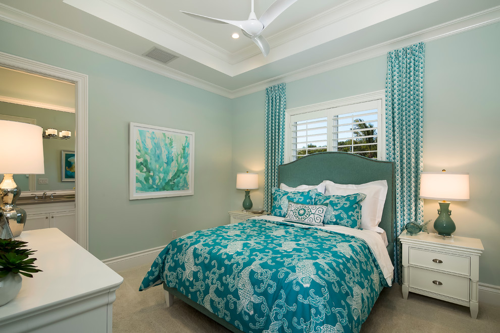 Foto di una camera degli ospiti stile marinaro di medie dimensioni con pareti blu, moquette e nessun camino