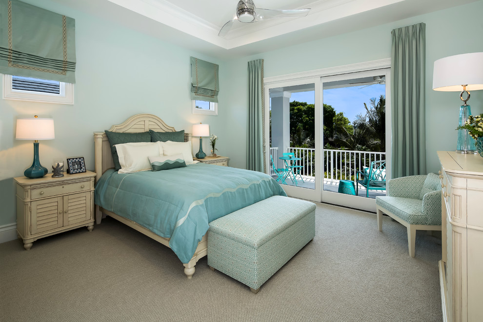 Diseño de habitación de invitados marinera de tamaño medio sin chimenea con paredes azules y moqueta