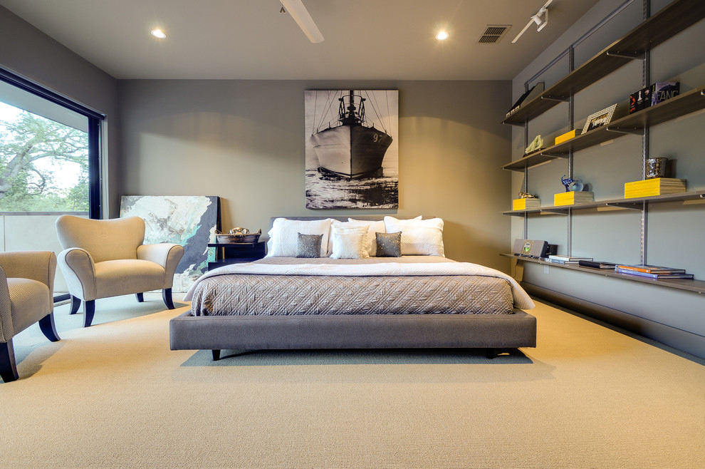 Foto di una camera degli ospiti design di medie dimensioni con pareti grigie, moquette e pavimento giallo